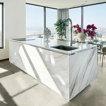 Deluxe Penthouse Apartment *