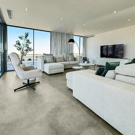 Deluxe Penthouse Apartment *